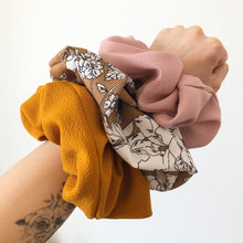 Load image into Gallery viewer, SCRUNCHIE - KESO
